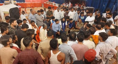 भूखे लौटे बराती: दहशत के साए में हुए सात फेरे, विदाई पर दुल्हनों ने कहे ऐसे शब्द; परिवार संग रो पड़ा पूरा गांव Weddings Completed Under Police Protection in Mathura as Brides Break Down During Farewell