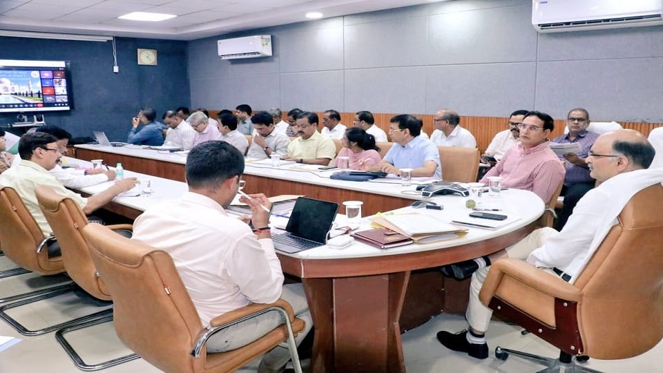 Divisional Commissioner Warns Action Over IGRS Negligence Orders Strict Review of Complaint Disposal in Agra