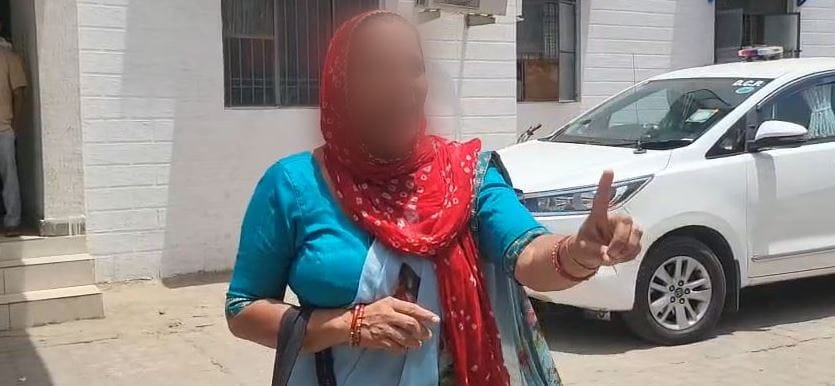 Woman Creates Uproar at DCP Office in Agra