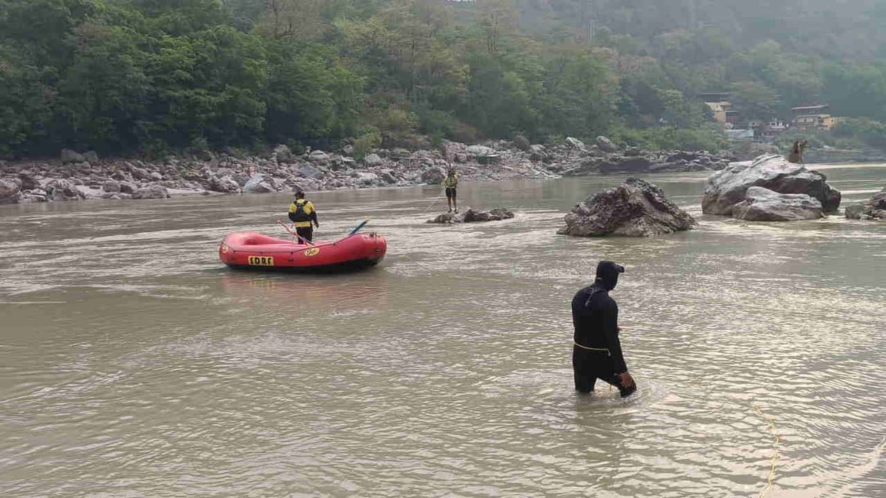 Two Youths Swept Away in Ganges While Taking Photos at Restricted Ghat Rishikesh Four Friends Come Together