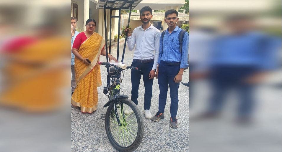 Agra Students Build Solar E-Cycle in Just 10 Days Low-Cost Innovation Promotes Green Energy