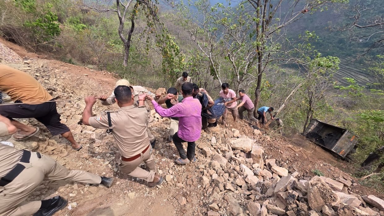 Srinagar Accident Truck goes out of control and plunges into gorge on Jakhi Road driver dies