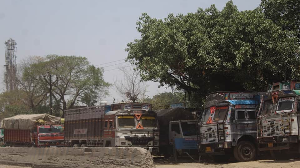 Meerut Truck Strike Industries May Suffer Rs 340 Crore Loss as Transporters Begin Chakka Jam UP News in Hindi