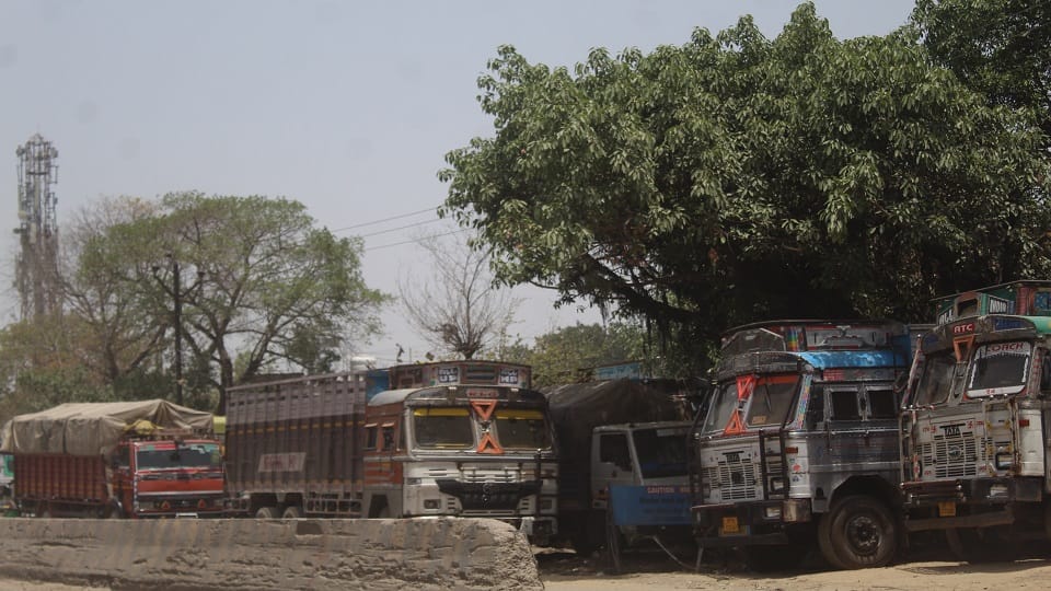 Meerut Truck Strike Industries May Suffer Rs 340 Crore Loss as Transporters Begin Chakka Jam UP News in Hindi