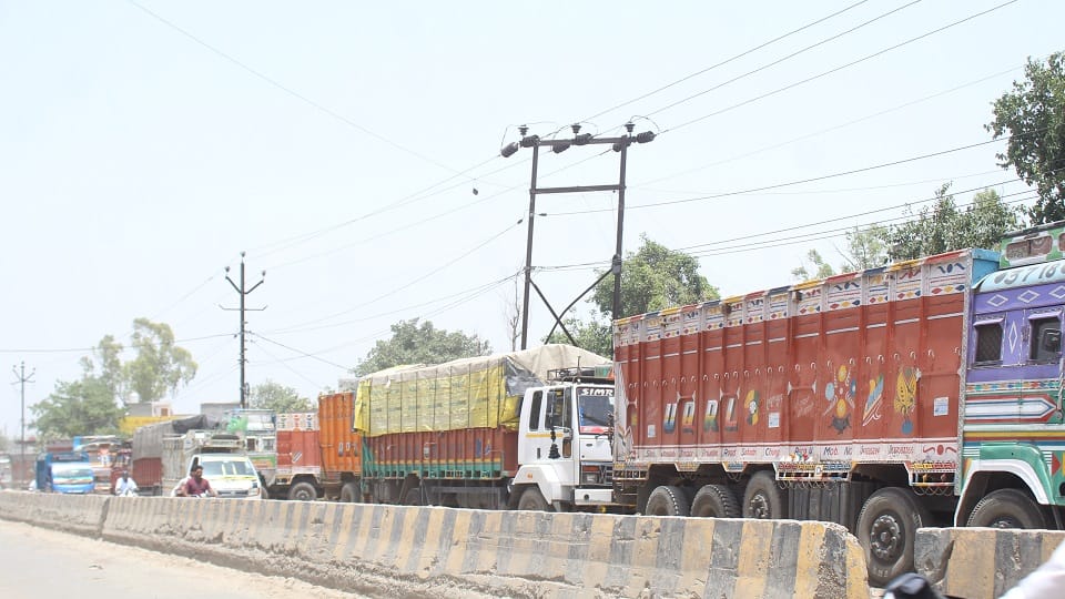 Meerut Truck Strike Industries May Suffer Rs 340 Crore Loss as Transporters Begin Chakka Jam UP News in Hindi