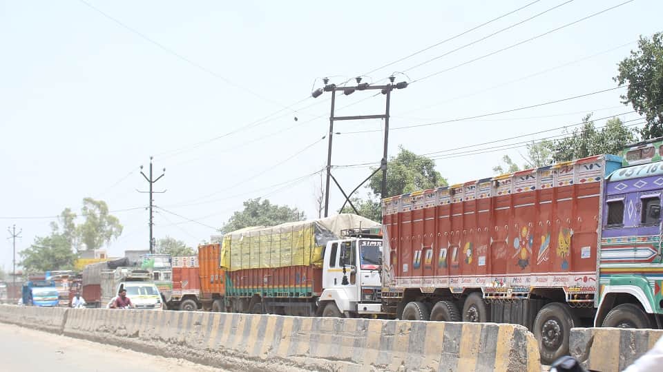 Meerut Truck Strike Industries May Suffer Rs 340 Crore Loss as Transporters Begin Chakka Jam UP News in Hindi