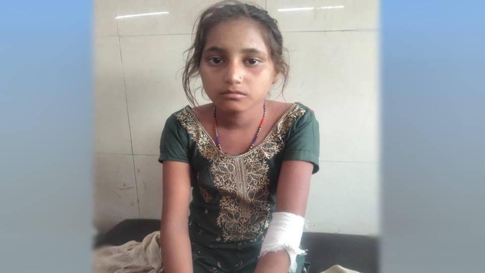 Leopard Attacks Teenage Girl Gathering Fodder in Bahraich Ruchi Fights for Her Life for Five Minutes