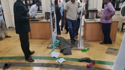 Scuffle BHU Central Library Students Bags and Mobiles Damaged Amidst Uproar Timings Change 25 May