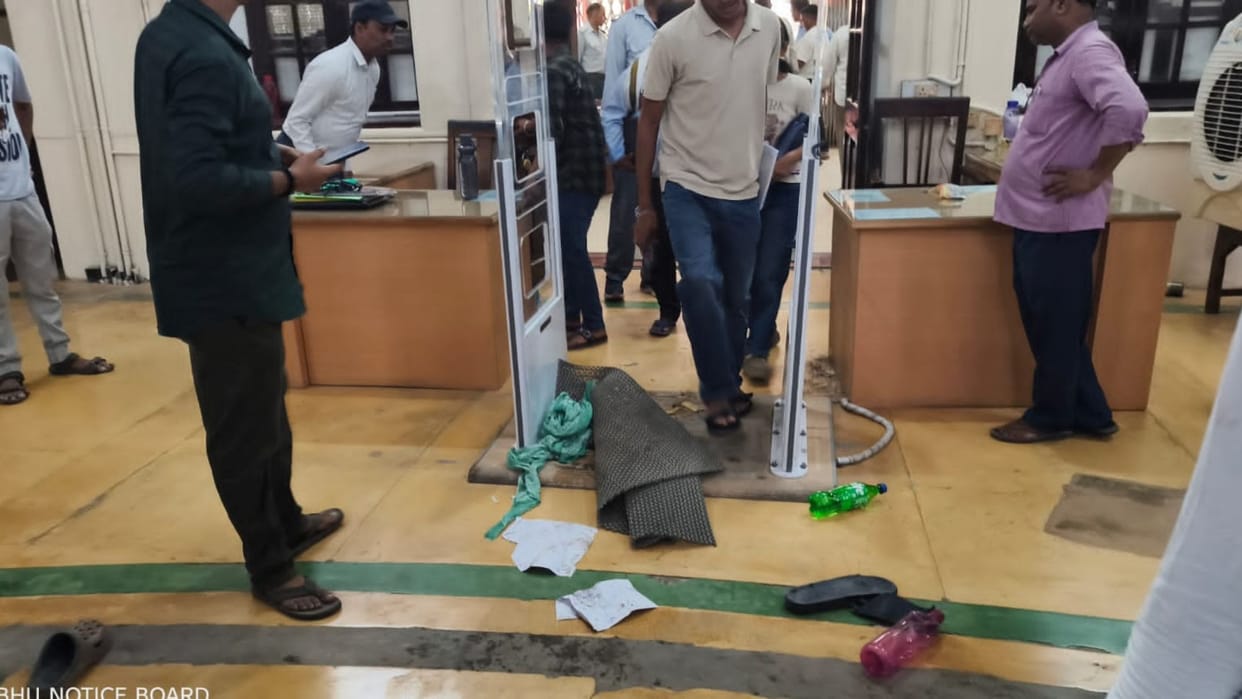 Scuffle BHU Central Library Students Bags and Mobiles Damaged Amidst Uproar Timings Change 25 May