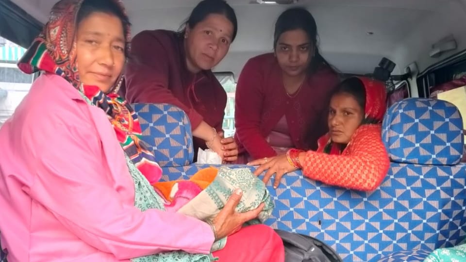 वाहन में बच्चे को दिया जन्म
