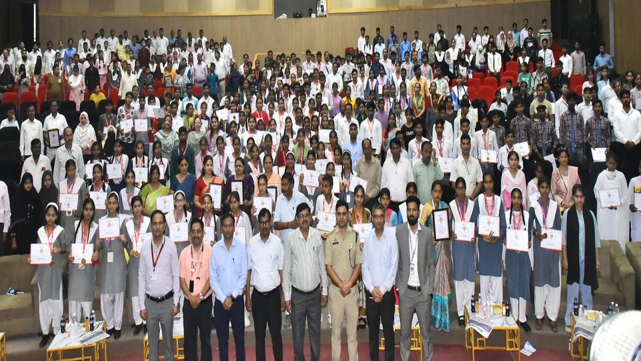 Amar Ujala Bhavishya Jyoti Samman Meritorious Students Honored in Bareilly