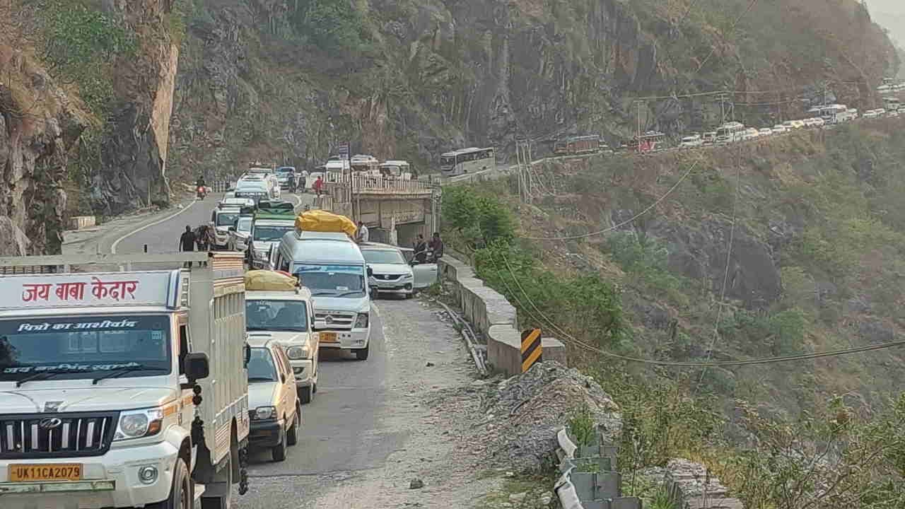 Pregnant Woman Stuck in Traffic Jam on Badrinath Highway Nurses Arrive and Deliver Baby in Route Chamoli News