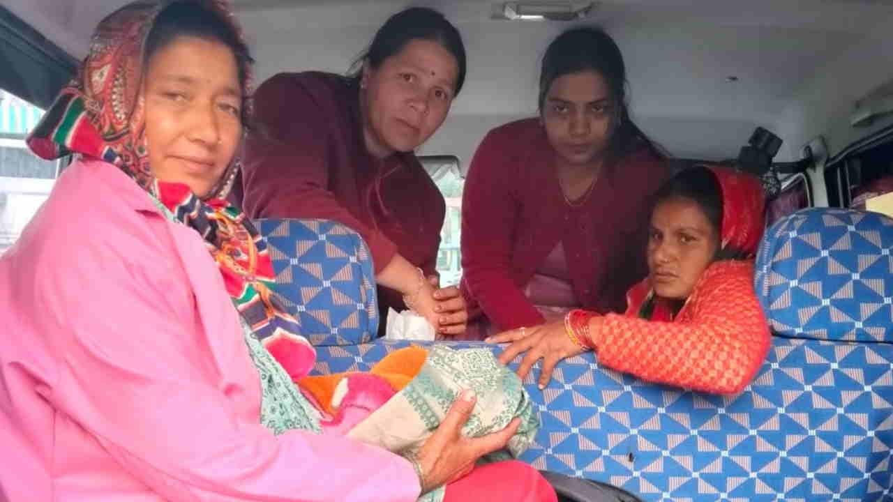 Pregnant Woman Stuck in Traffic Jam on Badrinath Highway Nurses Arrive and Deliver Baby in Route Chamoli News