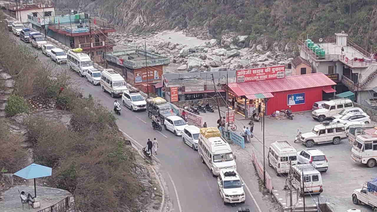 Pregnant Woman Stuck in Traffic Jam on Badrinath Highway Nurses Arrive and Deliver Baby in Route Chamoli News