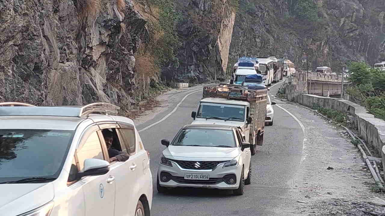 Pregnant Woman Stuck in Traffic Jam on Badrinath Highway Nurses Arrive and Deliver Baby in Route Chamoli News