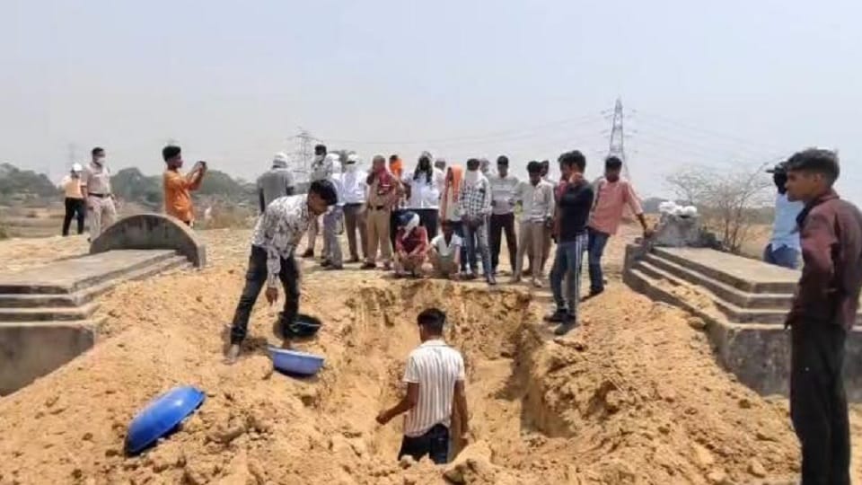 कब्र से निकाला गया महिला का शव