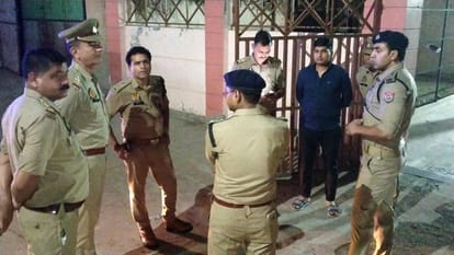 मौके पर पहुंचे पुलिस अधिकारी