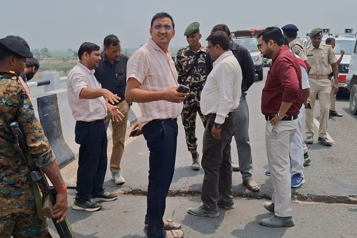 Crack in spine joint of Gopalganj-Bettiah Mahasetu movement of heavy vehicles completely stopped bihar