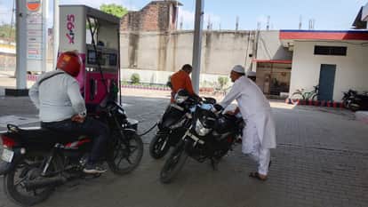पेट्रोल पंप पर खड़े ग्राहक