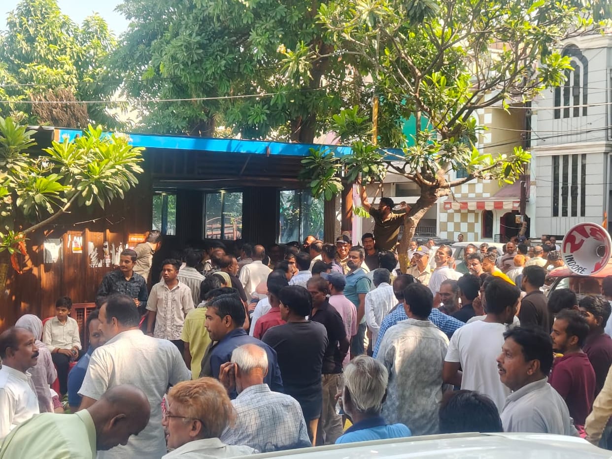 ndore: Residents protest at MLA's house over water crisis in Indore, BJP councilor arrives
