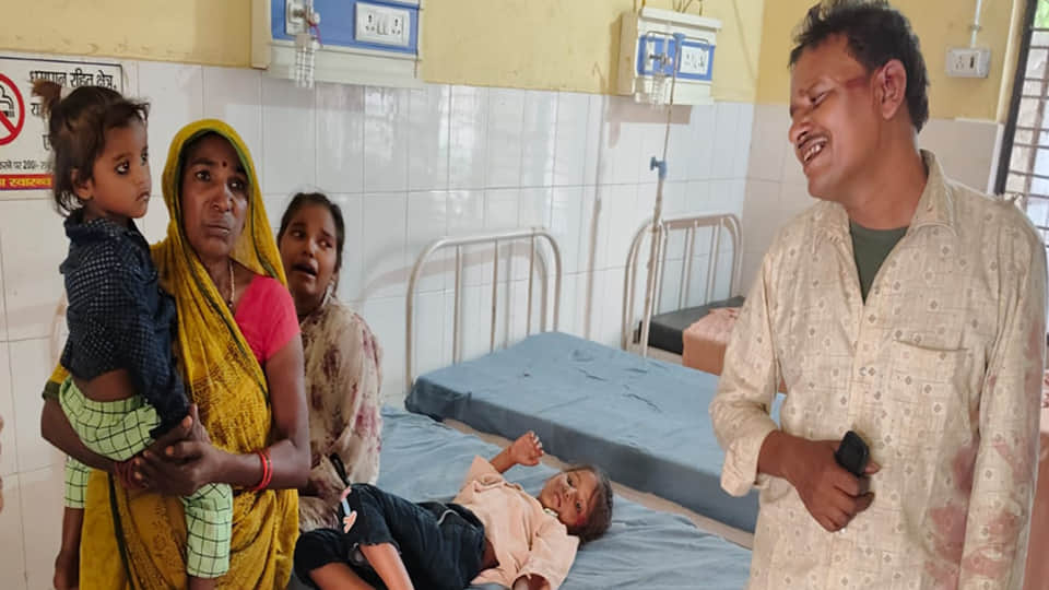 सीएचसी में घायल कमल कुमार व बच्चे
