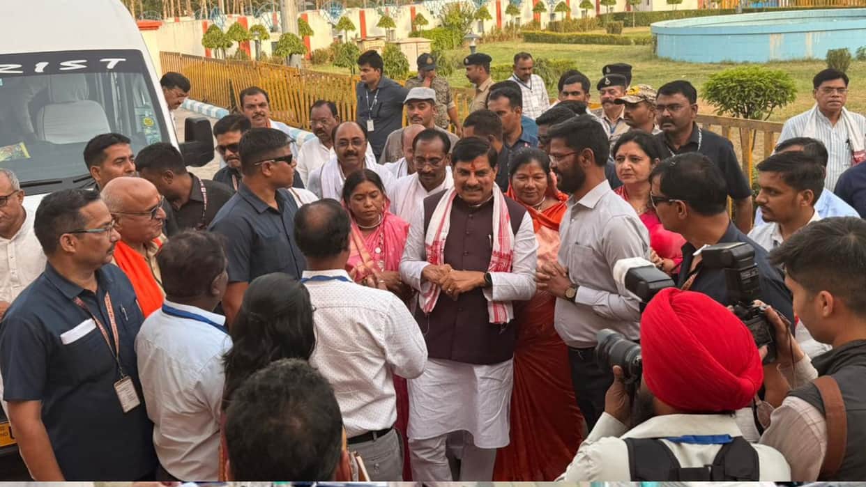 MP News: CM Dr. Mohan, who is moving point-to-point on PM Modi's appeal, set an example of simplicity in Singr