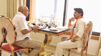 MP: Scindia and Khandelwal sidestep questions regarding the 'Cockroach Janata Party news in hindi