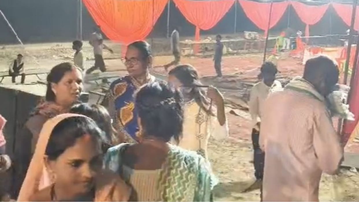 Wedding Chaos Over Love Affair Wedding Guests Pelt Police Stones Bride and Groom Flee in azamgarh