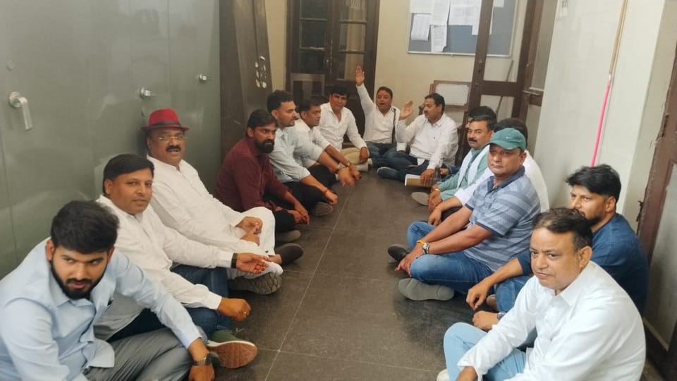 Self-Financing Colleges Association Stages Protest at University in agra