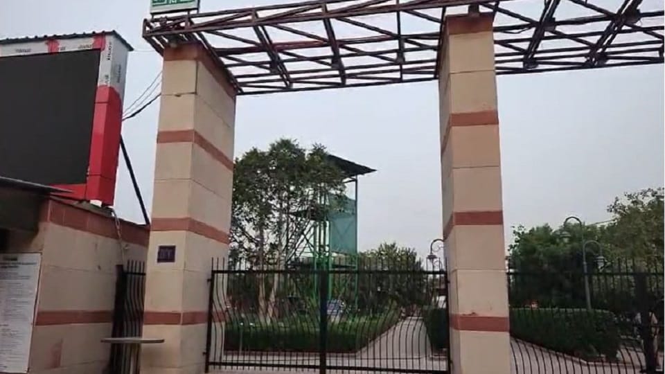 Child dies after falling from swing at Agra Chowpatty