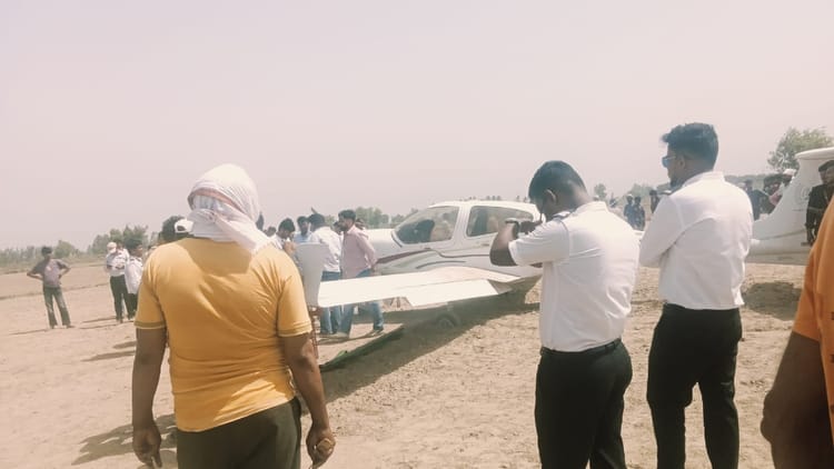 UP: विमान की इमरजेंसी लैंडिंग, तकनीकी खराबी के बाद अलीगढ़ में खेत में उतारा; दोनों पायलट सुरक्षित