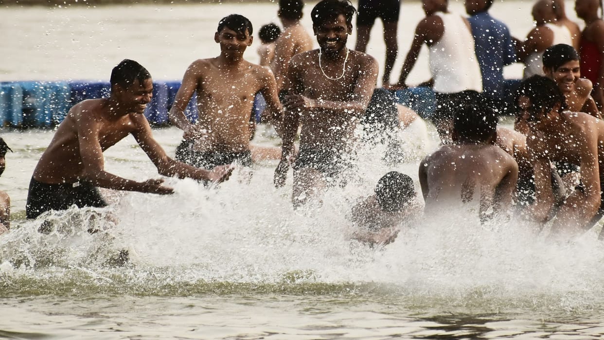 Sky blazing, city swelters amid red alert, mercury reaches 48 degrees