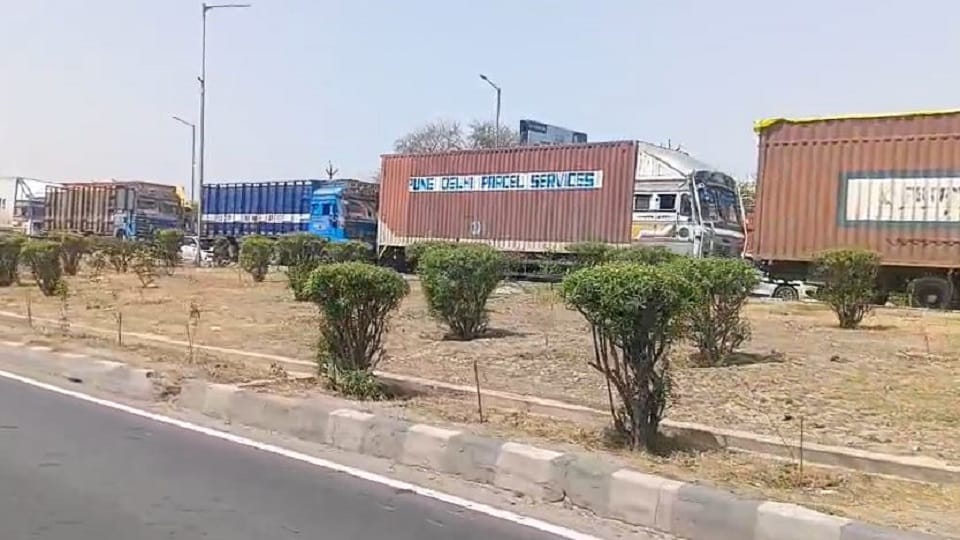 Long traffic jam on Agra-Delhi Highway in Mathura