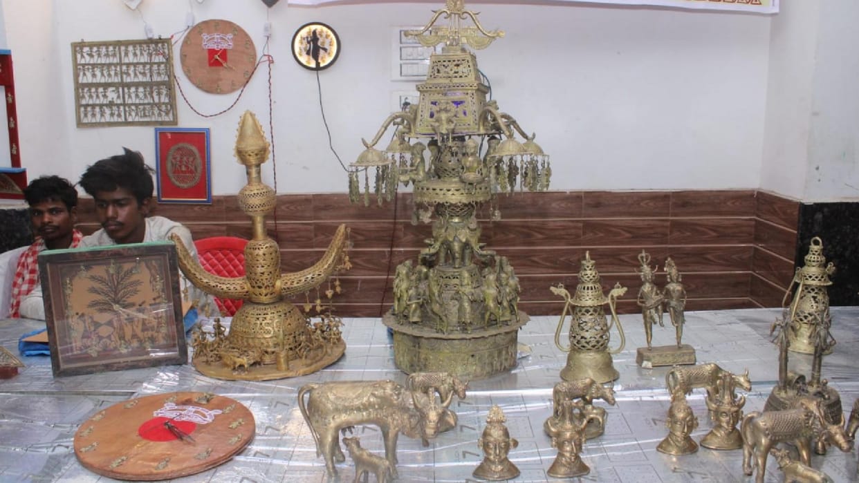 Tribal artisan handicraft fair organised in Sarangarh, Jhara craft and bell metal products were the centre of