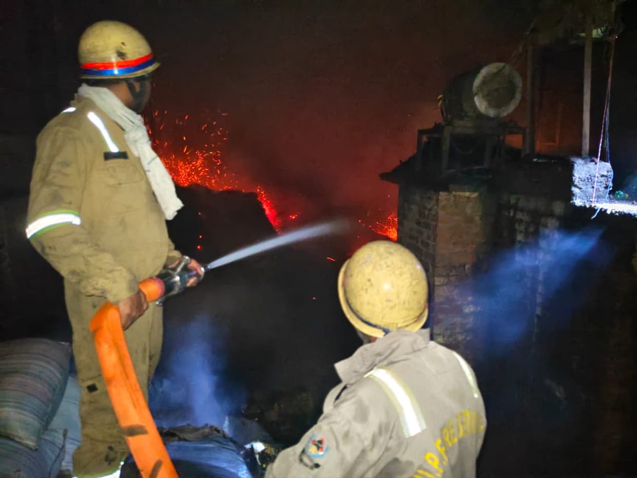 Kanpur Massive Fire Breaks Out at Rehman Tannery in Jajmau, Firefighters Control Blaze Safely