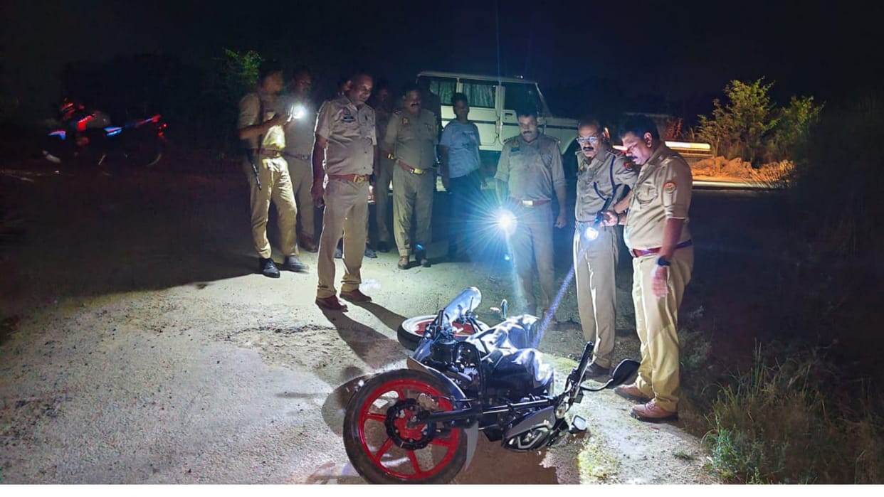 Kaushambi News: Two criminals who robbed a mother and son were injured in a police encounter
