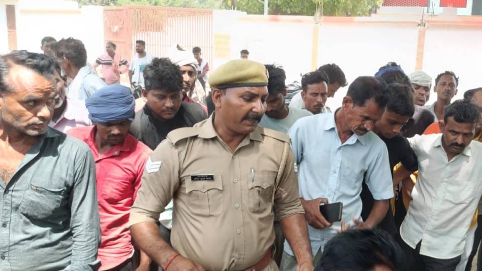 मौके पर मौजूद पुलिस व लोगों की भीड़।