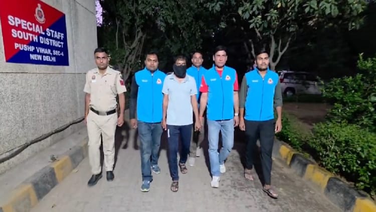 Delhi:48 घंटे में ₹1 करोड़ की हाई-प्रोफाइल चोरी का खुलासा, एक दबोचा; सोना-चांदी, हीरे के गहने और नकदी बरामद – Delhi Police Solves ₹1 Crore Theft Case; Accused Arrested Delhi:48 घंटे में ₹1 करोड़ की हाई-प्रोफाइल चोरी का खुलासा, एक दबोचा; सोना-चांदी, हीरे के गहने और नकदी बरामद – Delhi Police Solves ₹1 Crore Theft Case; Accused Arrested