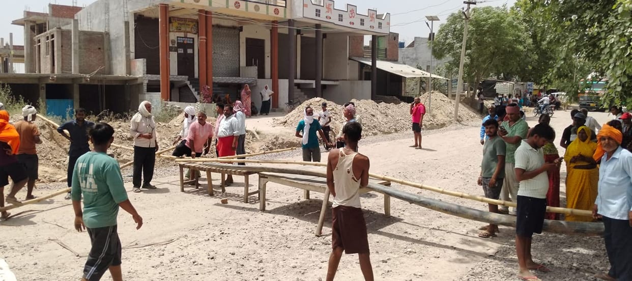Raebareli: Uncontrolled dumper crushes woman, both legs amputated, people block road, protest