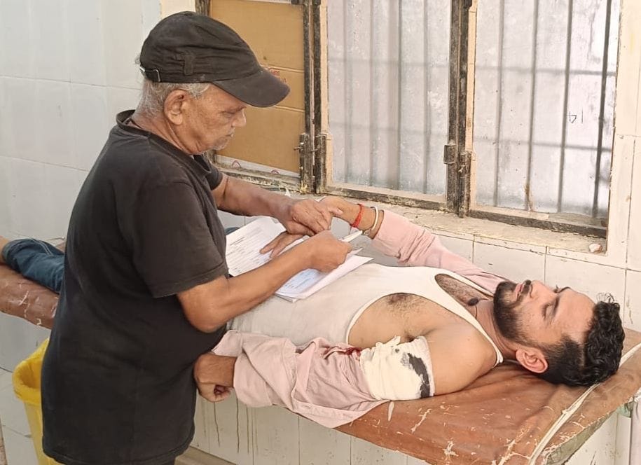 Raebareli : BJP booth president attacked with scissors for asking for donation