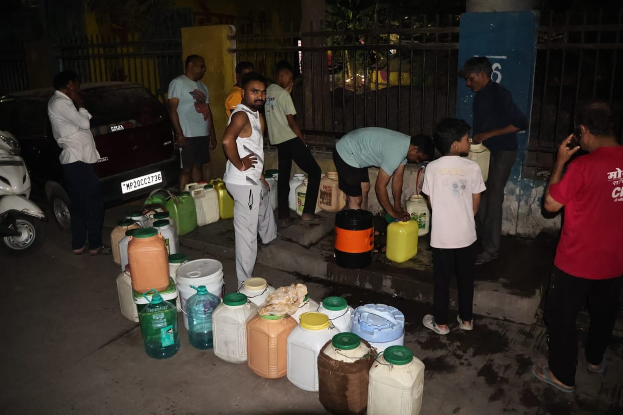 Indore News: Water crisis worsens in Indore, people take to the streets, collecting water even at night.