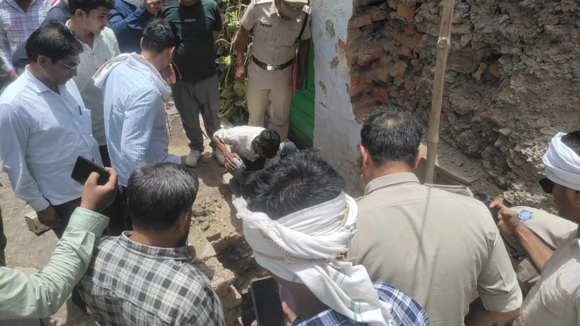 MP News: British-Era Silver Coins Found During Excavation in Damoh Workers Allege 35 Kg Treasure Hidden