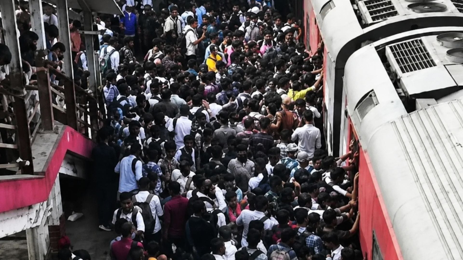 समस्तीपुर जंक्शन पर लगी छात्रों की भीड़