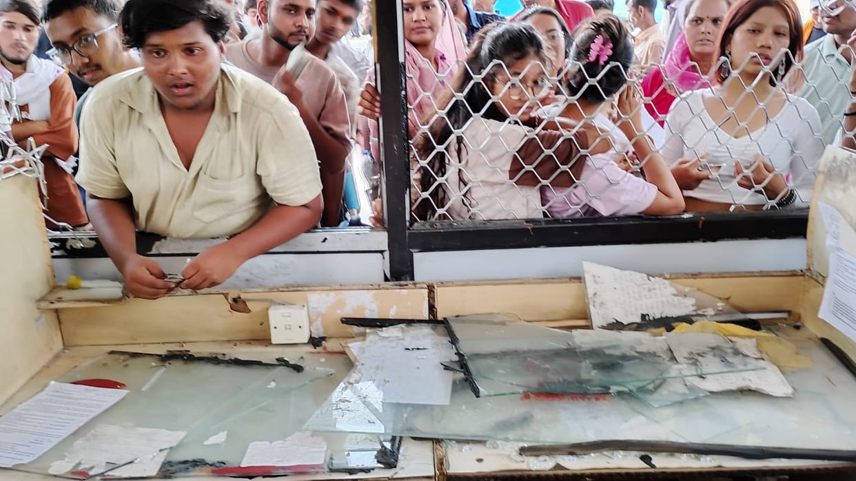 Char Dham Yatra 2026 Massive Crowd Swarm Registration Counter in Rishikesh Pilgrims Queuing Since Morning