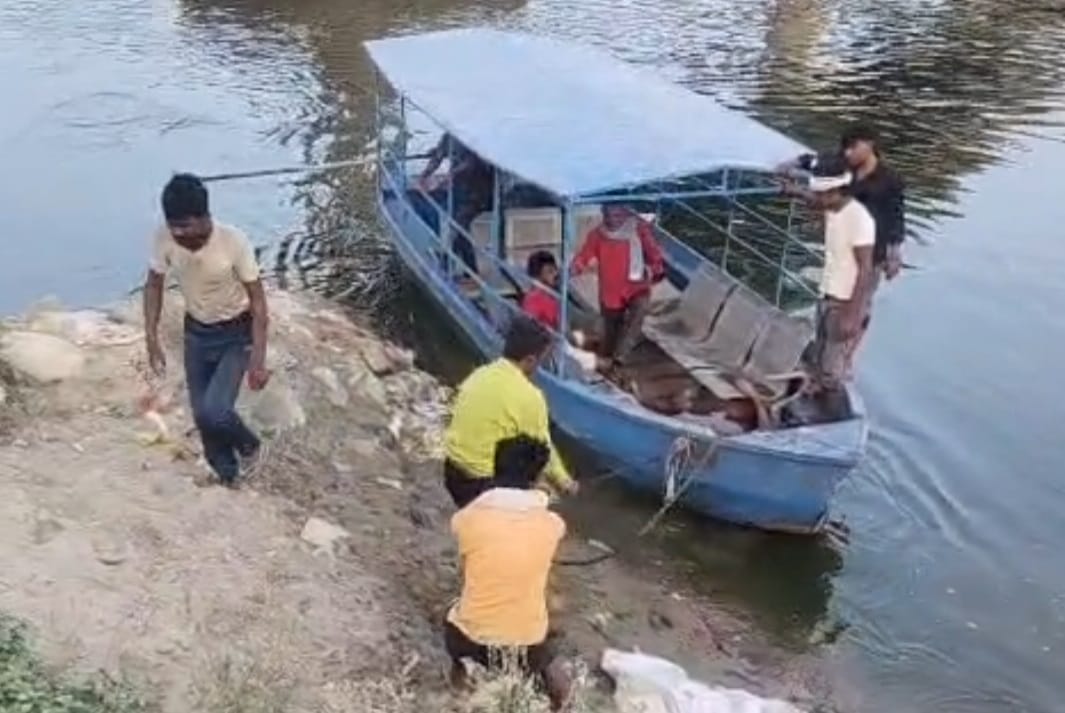 Father Drowns After Saving Sons Life in Yamuna Body Recovered Three Kilometers Downstream