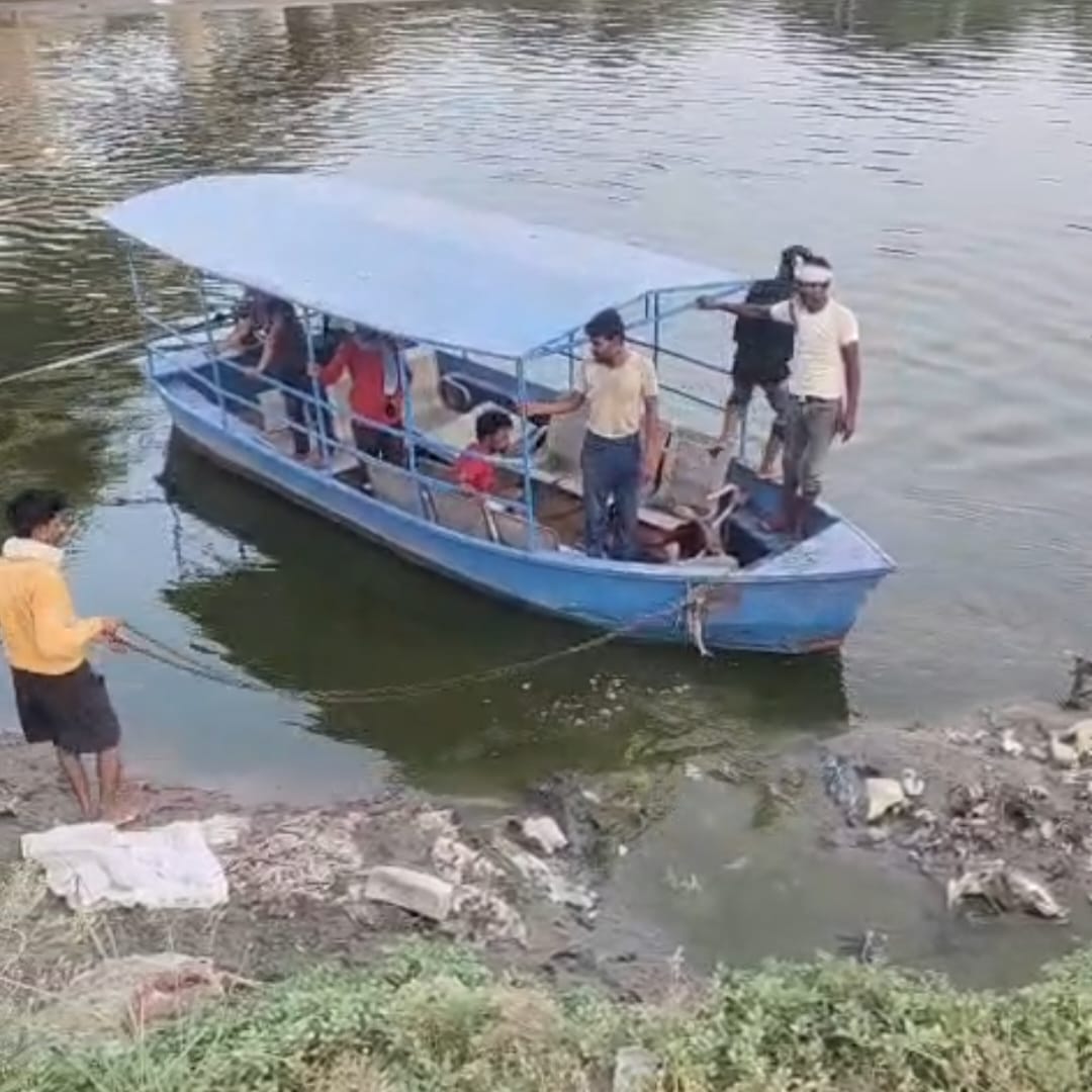 Father Drowns After Saving Sons Life in Yamuna Body Recovered Three Kilometers Downstream