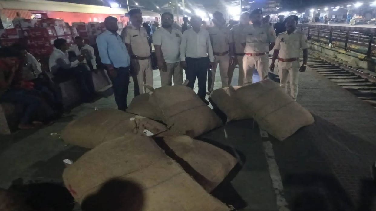 Bihar RPF Seizes Illegal Foreign Betel Nuts Packaged Without Booking