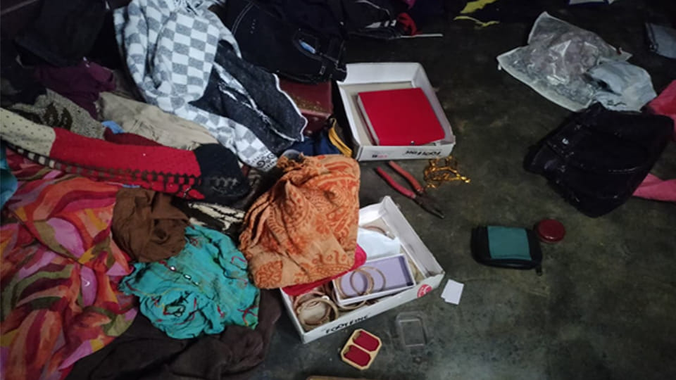 Auraiya: Family members slept on the terrace while thieves made off with jewelry worth lakhs