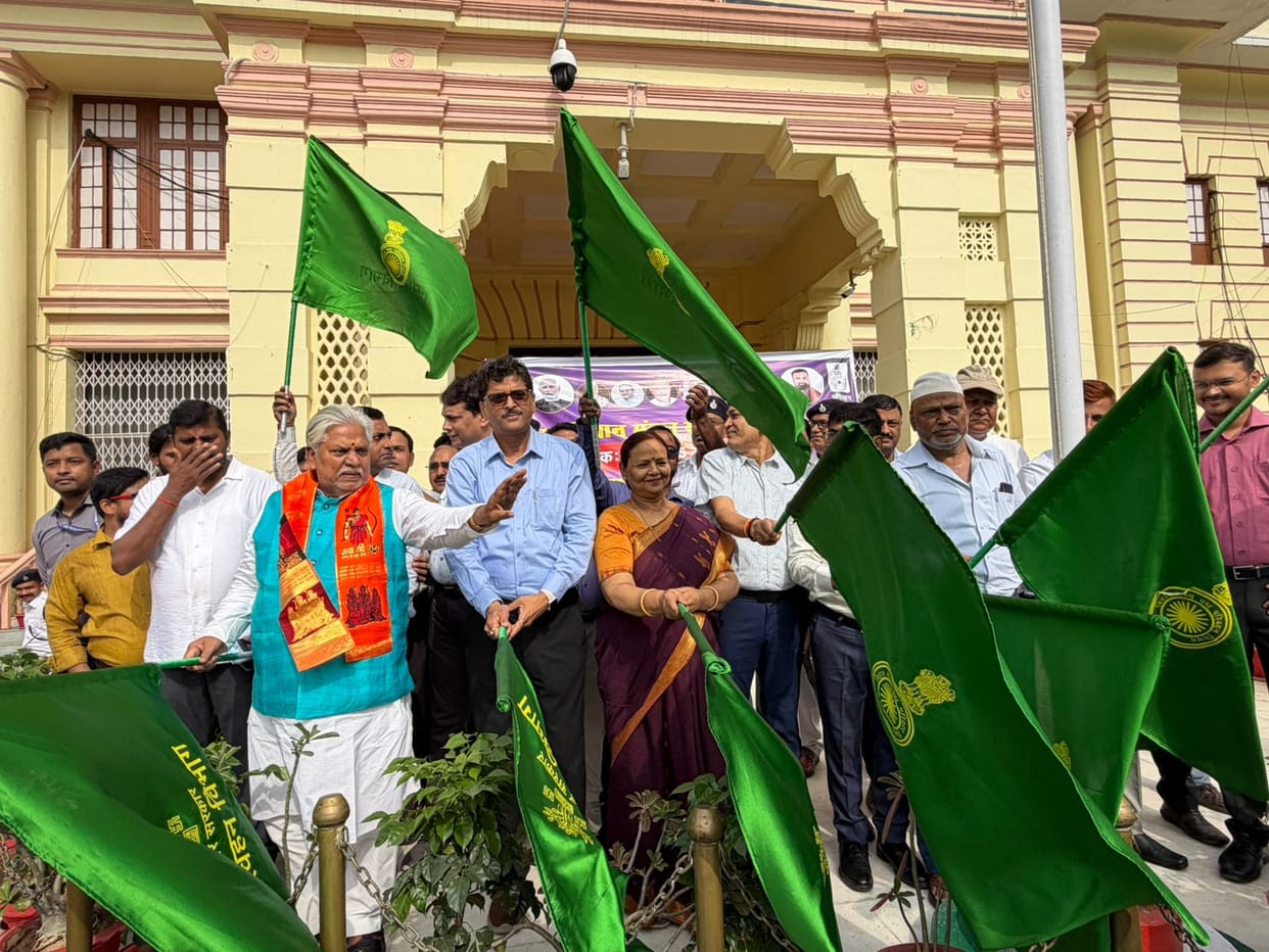 Bihar Legislative Assembly Secretariat bus service begins providing easy travel facilities to employees and p