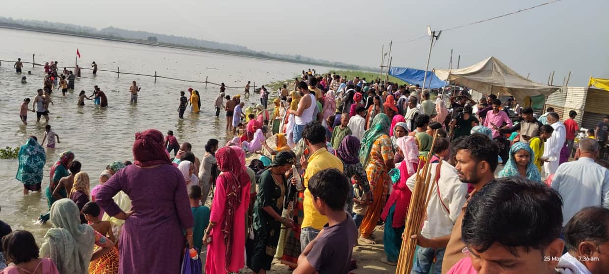 Meerut: Massive Crowd Flocks to Ganga Ghats on Ganga Dussehra, Faith Overwhelms Security Arrangements